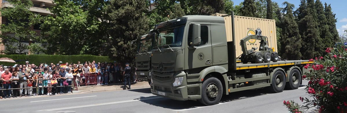 Los dos Mercedes “Actros” del SEADA durante el desfile del día de las FAS. Foto: Julio Maíz Gutiérrez